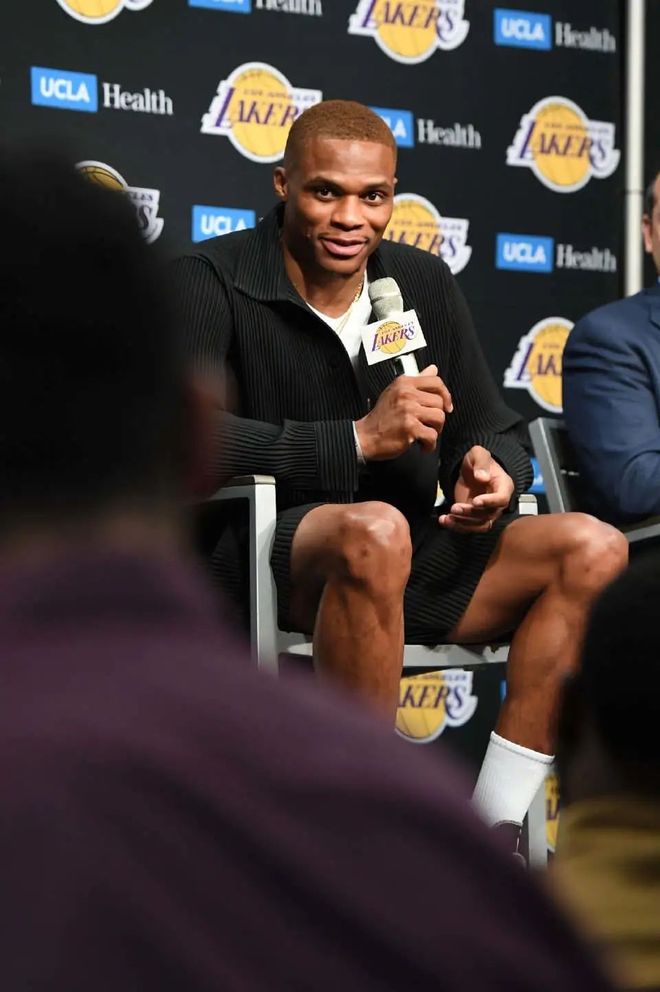 律师张冰质疑经纪人金畅无证还挣浙江上千万，后者回应：满嘴胡言